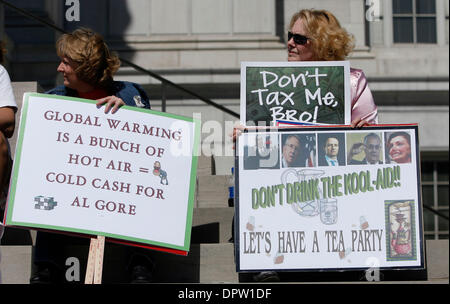 15. April 2009 - Jefferson City, Missouri, USA - Frauen, die "keine steuerlichen mir Bro" und Anti-Al Gore, die globale Erwärmung Verschwörung Zeichen reden hören, wie Demonstranten auf den südlichen Stufen des Missouri State Capitol Gebäude in Jefferson City, Missouri, der Obama-Administration Einkommensteuer Pläne im Rahmen der bundesweiten Tea Party zu protestieren sammeln von konservativen und Republikaner organisiert Stockfoto