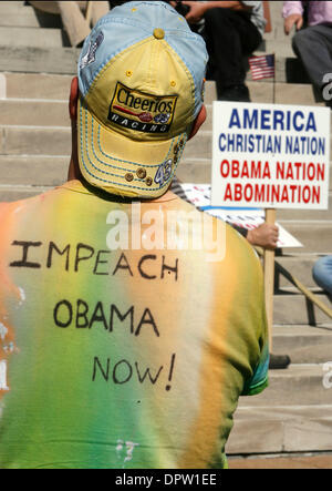 15. April 2009 - Jefferson City, Missouri, USA - ein Mann tragen ein "Impeach Obama jetzt!" T-Shirt hört zu reden, wie Demonstranten auf den südlichen Stufen des Missouri State Capitol Gebäude in Jefferson City, Missouri, der Obama-Administration Einkommensteuer Pläne im Rahmen der bundesweiten Tea Party organisiert von konservativen und Republikaner protestieren zu sammeln. Die Gegner der Steuer-Pläne behaupten t Stockfoto