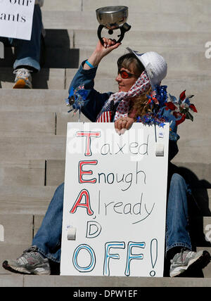 15. April 2009 - Jefferson City, Missouri, USA - eine ältere Frau, die mit "Bereits besteuert genug" Zeichen reden hört, wie Demonstranten auf den südlichen Stufen des Missouri State Capitol Gebäude in Jefferson City, Missouri, der Obama-Administration Einkommensteuer Pläne im Rahmen der bundesweiten Tea Party zu protestieren sammeln von konservativen und Republikaner organisiert. Gegner der Steuer-Pläne Stockfoto