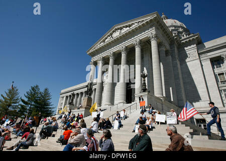 15. April 2009 sammeln - Jefferson City, Missouri, USA - Demonstranten auf den südlichen Stufen des Missouri State Capitol Gebäude in Jefferson City, Missouri, der Obama-Administration Einkommensteuer Pläne im Rahmen der bundesweiten Tea Party organisiert von konservativen und Republikanern zu protestieren. Gegner der Steuer-Pläne behaupten, dass die Verwaltung "Generationswechsel Diebstahl" begeht, durch Diebstahl tril Stockfoto