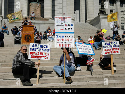 15. April 2009 sammeln - Jefferson City, Missouri, USA - Demonstranten auf den südlichen Stufen des Missouri State Capitol Gebäude in Jefferson City, Missouri, der Obama-Administration Einkommensteuer Pläne im Rahmen der bundesweiten Tea Party organisiert von konservativen und Republikanern zu protestieren. Gegner der Steuer-Pläne behaupten, dass die Verwaltung "Generationswechsel Diebstahl" begeht, durch Diebstahl tril Stockfoto