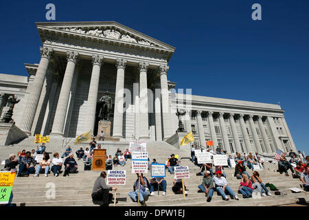 15. April 2009 sammeln - Jefferson City, Missouri, USA - Demonstranten auf den südlichen Stufen des Missouri State Capitol Gebäude in Jefferson City, Missouri, der Obama-Administration Einkommensteuer Pläne im Rahmen der bundesweiten Tea Party organisiert von konservativen und Republikanern zu protestieren. Gegner der Steuer-Pläne behaupten, dass die Verwaltung "Generationswechsel Diebstahl" begeht, durch Diebstahl tril Stockfoto