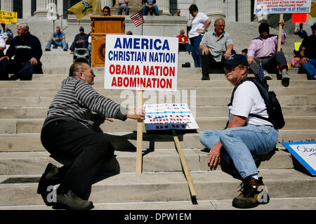 15. April 2009 sammeln - Jefferson City, Missouri, USA - Demonstranten auf den südlichen Stufen des Missouri State Capitol Gebäude in Jefferson City, Missouri, der Obama-Administration Einkommensteuer Pläne im Rahmen der bundesweiten Tea Party organisiert von konservativen und Republikanern zu protestieren. Gegner der Steuer-Pläne behaupten, dass die Verwaltung "Generationswechsel Diebstahl" begeht, durch Diebstahl tril Stockfoto