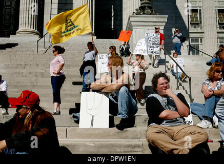 15. April 2009 hört - Jefferson City, Missouri, USA - ein Mann mit einem Schild "Zweisprachige Heugabel" zu reden, wie Demonstranten auf den südlichen Stufen des Missouri State Capitol Gebäude in Jefferson City, Missouri, der Obama-Administration Einkommensteuer Pläne im Rahmen der bundesweiten Tea Party organisiert von konservativen und Republikaner protestieren zu sammeln. Die Gegner der Steuer-Pläne behaupten die Stockfoto