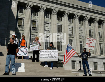 15. April 2009 sammeln - Jefferson City, Missouri, USA - Demonstranten auf den südlichen Stufen des Missouri State Capitol Gebäude in Jefferson City, Missouri, der Obama-Administration Einkommensteuer Pläne im Rahmen der bundesweiten Tea Party organisiert von konservativen und Republikanern zu protestieren. Gegner der Steuer-Pläne behaupten, dass die Verwaltung "Generationswechsel Diebstahl" begeht, durch Diebstahl tril Stockfoto
