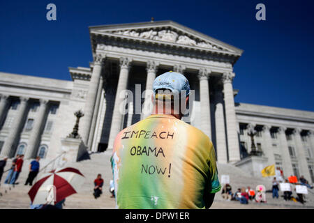 15. April 2009 - Jefferson City, Missouri, USA - ein Mann tragen ein "Impeach Obama jetzt!" T-Shirt hört zu reden, wie Demonstranten auf den südlichen Stufen des Missouri State Capitol Gebäude in Jefferson City, Missouri, der Obama-Administration Einkommensteuer Pläne im Rahmen der bundesweiten Tea Party organisiert von konservativen und Republikaner protestieren zu sammeln. Die Gegner der Steuer-Pläne behaupten t Stockfoto