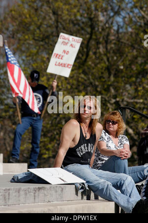 15. April 2009 sammeln - Jefferson City, Missouri, USA - Demonstranten auf den südlichen Stufen des Missouri State Capitol Gebäude in Jefferson City, Missouri, der Obama-Administration Einkommensteuer Pläne im Rahmen der bundesweiten Tea Party organisiert von konservativen und Republikanern zu protestieren. Gegner der Steuer-Pläne behaupten, dass die Verwaltung "Generationswechsel Diebstahl" begeht, durch Diebstahl tril Stockfoto