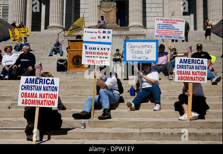 15. April 2009 sammeln - Jefferson City, Missouri, USA - Demonstranten auf den südlichen Stufen des Missouri State Capitol Gebäude in Jefferson City, Missouri, der Obama-Administration Einkommensteuer Pläne im Rahmen der bundesweiten Tea Party organisiert von konservativen und Republikanern zu protestieren. Gegner der Steuer-Pläne behaupten, dass die Verwaltung "Generationswechsel Diebstahl" begeht, durch Diebstahl tril Stockfoto