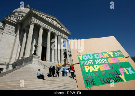 15. April 2009 sammeln - Jefferson City, Missouri, USA - Demonstranten auf den südlichen Stufen des Missouri State Capitol Gebäude in Jefferson City, Missouri, der Obama-Administration Einkommensteuer Pläne im Rahmen der bundesweiten Tea Party organisiert von konservativen und Republikanern zu protestieren. Gegner der Steuer-Pläne behaupten, dass die Verwaltung "Generationswechsel Diebstahl" begeht, durch Diebstahl tril Stockfoto