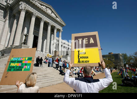 15. April 2009 trägt - Jefferson City, Missouri, USA - DAVE CLARK von Columbia, Missouri "Bereits besteuert genug" Zeichen, wie er reden hört, wie Demonstranten auf den südlichen Stufen des Missouri State Capitol Gebäude in Jefferson City, Missouri, der Obama-Administration Einkommensteuer Pläne im Rahmen der bundesweiten Tea Party organisiert von konservativen und Republikaner protestieren sammeln. Gegner Stockfoto