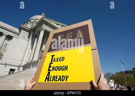 15. April 2009 trägt - Jefferson City, Missouri, USA - DAVE CLARK von Columbia, Missouri "Bereits besteuert genug" Zeichen, wie er reden hört, wie Demonstranten auf den südlichen Stufen des Missouri State Capitol Gebäude in Jefferson City, Missouri, der Obama-Administration Einkommensteuer Pläne im Rahmen der bundesweiten Tea Party organisiert von konservativen und Republikaner protestieren sammeln. Gegner Stockfoto