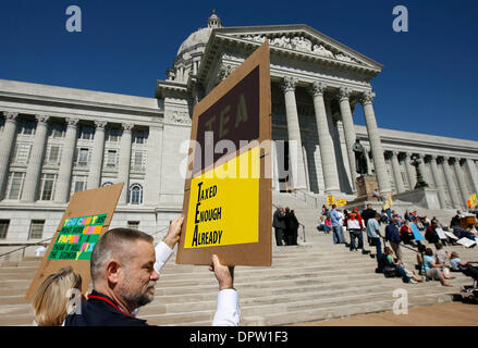 15. April 2009 trägt - Jefferson City, Missouri, USA - DAVE CLARK von Columbia, Missouri "Bereits besteuert genug" Zeichen, wie er reden hört, wie Demonstranten auf den südlichen Stufen des Missouri State Capitol Gebäude in Jefferson City, Missouri, der Obama-Administration Einkommensteuer Pläne im Rahmen der bundesweiten Tea Party organisiert von konservativen und Republikaner protestieren sammeln. Gegner Stockfoto