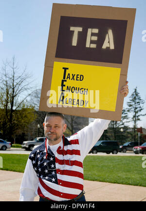 15. April 2009 trägt - Jefferson City, Missouri, USA - DAVE CLARK von Columbia, Missouri "Bereits besteuert genug" Zeichen, wie er reden hört, wie Demonstranten auf den südlichen Stufen des Missouri State Capitol Gebäude in Jefferson City, Missouri, der Obama-Administration Einkommensteuer Pläne im Rahmen der bundesweiten Tea Party organisiert von konservativen und Republikaner protestieren sammeln. Gegner Stockfoto