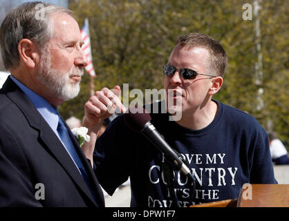 15. April 2009 - Jefferson City, Missouri, USA - Missouri State Demokrat Rep J. C. KUESSNER konfrontiert und durch ein Demonstrant gezüchtigt, wie Kuessner eine Rede vor Demonstranten versammelten sich auf den südlichen Stufen des Missouri State Capitol Gebäude in Jefferson City, Missouri, der Obama-Administration Einkommensteuer Pläne im Rahmen der bundesweiten Tea Party organisiert von den Konservativen zu protestieren gibt eine Stockfoto