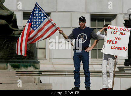 15. April 2009 - Jefferson City, Missouri, USA - Demonstrant, NRA Mitglied und konservative JOSEPH SCHANZMEYER hält die amerikanische Flagge auf den südlichen Stufen des Missouri State Capitol Gebäude in Jefferson City, Missouri, der Obama-Administration Einkommensteuer Pläne, im Rahmen der bundesweiten Tea Party organisiert von konservativen und Republikanern zu protestieren. Die Gegner der Steuer-Pläne behaupten das ein Stockfoto