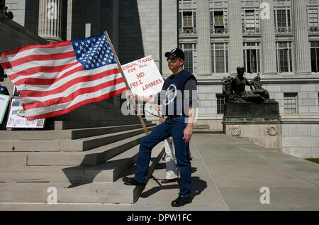 15. April 2009 - Jefferson City, Missouri, USA - Demonstrant, NRA Mitglied und konservative JOSEPH SCHANZMEYER hält die amerikanische Flagge auf den südlichen Stufen des Missouri State Capitol Gebäude in Jefferson City, Missouri, der Obama-Administration Einkommensteuer Pläne, im Rahmen der bundesweiten Tea Party organisiert von konservativen und Republikanern zu protestieren. Die Gegner der Steuer-Pläne behaupten das ein Stockfoto