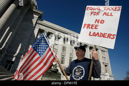 15. April 2009 hält - Jefferson City, Missouri, USA - Demonstrant, NRA Mitglied und konservative JOSEPH SCHANZMEYER, dass die amerikanische Flagge und eine "gleiche Steuern für alle" auf den südlichen Stufen des Missouri State Capitol Gebäude in Jefferson City, Missouri anmelden, damit die Obama-Administration Einkommensteuer Pläne, im Rahmen der bundesweiten Tea Party organisiert von konservativen und Republikaner protestieren. Oppo Stockfoto