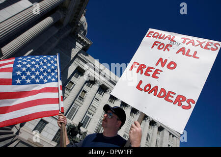 15. April 2009 hält - Jefferson City, Missouri, USA - Demonstrant, NRA Mitglied und konservative JOSEPH SCHANZMEYER, dass die amerikanische Flagge und eine "gleiche Steuern für alle" auf den südlichen Stufen des Missouri State Capitol Gebäude in Jefferson City, Missouri anmelden, damit die Obama-Administration Einkommensteuer Pläne, im Rahmen der bundesweiten Tea Party organisiert von konservativen und Republikaner protestieren. Oppo Stockfoto