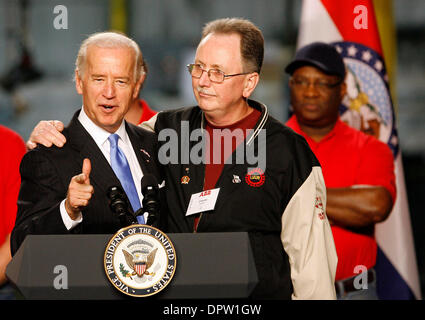 16. April 2009 - Jefferson City, Missouri, USA - US-Vizepräsident JOE BIDEN legt seinen Arm um union Arbeiter CHARLIE FISHER, während er, Gewerkschaftsmitglieder bei einem Transformatorenwerk ABB Inc. in Jefferson City, Missouri auf Donnerstag, 16. April 2009 spricht. Biden diskutiert der Verwaltung economic Recovery Act und wie es eine Wirtschaft des 21. Jahrhunderts in Missouri und in der Nation Throug baut Stockfoto