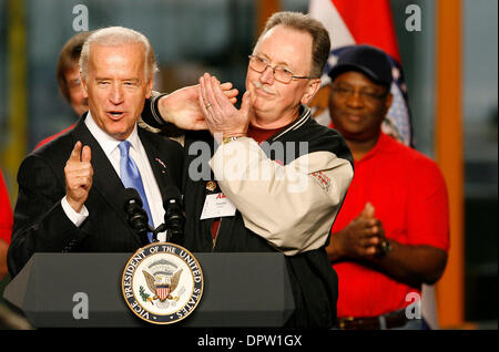 16. April 2009 - Jefferson City, Missouri, USA - US-Vizepräsident JOE BIDEN legt seinen Arm um union Arbeiter CHARLIE FISHER, während er, Gewerkschaftsmitglieder bei einem Transformatorenwerk ABB Inc. in Jefferson City, Missouri auf Donnerstag, 16. April 2009 spricht. Biden diskutiert der Verwaltung economic Recovery Act und wie es eine Wirtschaft des 21. Jahrhunderts in Missouri und in der Nation Throug baut Stockfoto