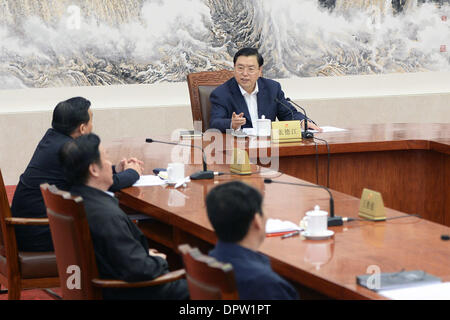 Beijing. 16. Januar 2014. Zhang Dejiang (1. R), Vorsitzender des nationalen Kongress (NPC) ständigen Ausschusses ist, führt den Vorsitz in einer Zusammenkunft führender Parteifunktionäre mit dem NPC ständigen Ausschuss in Peking, Hauptstadt von China, Jan. 15. Das Treffen fand statt, nachdem Präsident Xi Jinping am Dienstag Null-Toleranz des Transplantats betonte und versprochen, alle korrupten Beamten gefangen ernsthaft zu bestrafen. © Li Tao/Xinhua/Alamy Live-Nachrichten Stockfoto