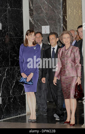 27. April 2009 - Madrid, Spanien - das Prado-Museum. Der französische Präsident NICOLAS SARKOZY, Zentrum und seine Frau CARLA BRUNI-SARKOZY, links, besuchen Sie das Museum El Prado mit Spaniens König und Königin SOFIA, rechts.  (Kredit-Bild: © Jose Perez Gegundez/ZUMA Press) Einschränkungen: * Spanien Rechte heraus * Stockfoto