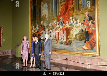 27. April 2009 - Madrid, Spanien - das Prado-Museum. Frankreichs Präsident NICOLAS SARKOZY, zweiter von rechts, und seine Frau CARLA BRUNI-SARKOZY, zweiter von links, besuchen das Museum El Prado mit Spaniens König JUAN CARLOS I, rechts, und Königin SOFIA, links.  (Kredit-Bild: © Jose Perez Gegundez/ZUMA Press) Einschränkungen: * Spanien Rechte heraus * Stockfoto