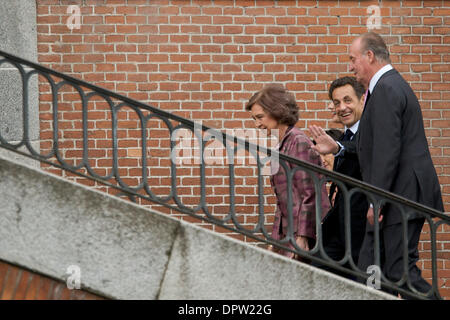 27. April 2009 - Madrid, Spanien - das Prado-Museum. Der französische Präsident NICOLAS SARKOZY, Zentrum und seine Frau, El Prado Museum besuchen mit Spaniens König JUAN CARLOS I, rechts, und Königin SOFIA, links.  (Kredit-Bild: © Jose Perez Gegundez/ZUMA Press) Einschränkungen: * Spanien Rechte heraus * Stockfoto