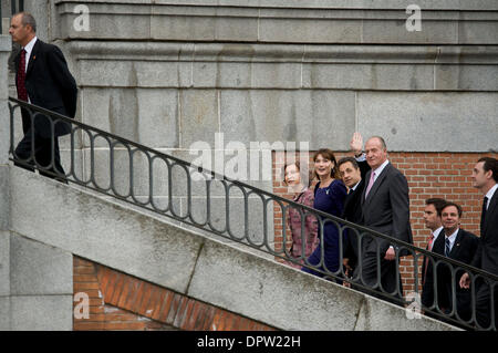 27. April 2009 - Madrid, Spanien - das Prado-Museum. Frankreichs Präsident NICOLAS SARKOZY, zweiter von rechts, und seine Frau CARLA BRUNI-SARKOZY, zweiter von links, besuchen das Museum El Prado mit Spaniens König JUAN CARLOS I, rechts, und Königin SOFIA, links.  (Kredit-Bild: © Jose Perez Gegundez/ZUMA Press) Einschränkungen: * Spanien Rechte heraus * Stockfoto