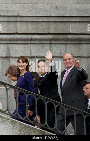 27. April 2009 - Madrid, Spanien - das Prado-Museum. Frankreichs Präsident NICOLAS SARKOZY, zweiter von rechts, und seine Frau CARLA BRUNI-SARKOZY, zweiter von links, besuchen das Museum El Prado mit Spaniens König JUAN CARLOS I, rechts, und Königin SOFIA, links.  (Kredit-Bild: © Jose Perez Gegundez/ZUMA Press) Einschränkungen: * Spanien Rechte heraus * Stockfoto