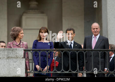 27. April 2009 - Madrid, Spanien - das Prado-Museum. Frankreichs Präsident NICOLAS SARKOZY, zweiter von rechts, und seine Frau CARLA BRUNI-SARKOZY, zweiter von links, besuchen das Museum El Prado mit Spaniens König JUAN CARLOS I, rechts, und Königin SOFIA, links.  (Kredit-Bild: © Jose Perez Gegundez/ZUMA Press) Einschränkungen: * Spanien Rechte heraus * Stockfoto