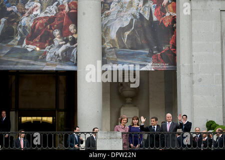 27. April 2009 - Madrid, Spanien - das Prado-Museum. Der französische Präsident NICOLAS SARKOZY und seine Frau CARLA BRUNI-SARKOZY besuchen das Museum El Prado mit Spaniens König JUAN CARLOS I und Königin SOFIA.  (Kredit-Bild: © Jose Perez Gegundez/ZUMA Press) Einschränkungen: * Spanien Rechte heraus * Stockfoto