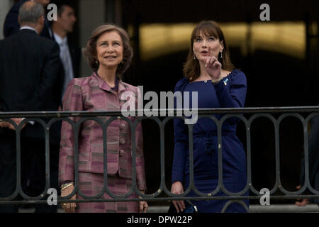 27. April 2009 - Madrid, Spanien - das Prado-Museum. Der französische Präsident Sarkozy und seine Frau CARLA BRUNI-SARKOZY, Recht, besuchen das Museum El Prado mit Spaniens König und Königin SOFIA, links.  (Kredit-Bild: © Jose Perez Gegundez/ZUMA Press) Einschränkungen: * Spanien Rechte heraus * Stockfoto