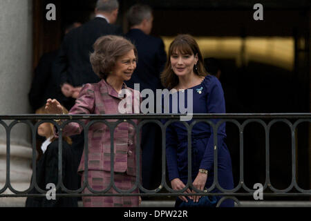 27. April 2009 - Madrid, Spanien - das Prado-Museum. Der französische Präsident Sarkozy und seine Frau CARLA BRUNI-SARKOZY, Recht, besuchen das Museum El Prado mit Spaniens König und Königin SOFIA, links.  (Kredit-Bild: © Jose Perez Gegundez/ZUMA Press) Einschränkungen: * Spanien Rechte heraus * Stockfoto