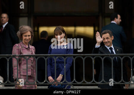 27. April 2009 - Madrid, Spanien - das Prado-Museum. Französischer Präsident NICOLAS SARKOZY, rechts, und seine Frau CARLA BRUNI-SARKOZY, center, besuchen Sie das Museum El Prado mit Spaniens König und Königin SOFIA, links.  (Kredit-Bild: © Jose Perez Gegundez/ZUMA Press) Einschränkungen: * Spanien Rechte heraus * Stockfoto