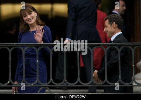 27. April 2009 - Madrid, Spanien - das Prado-Museum. Der französische Präsident NICOLAS SARKOZY und seine Frau CARLA BRUNI-SARKOZY besuchen das Museum El Prado mit Spaniens König und Königin.  (Kredit-Bild: © Jose Perez Gegundez/ZUMA Press) Einschränkungen: * Spanien Rechte heraus * Stockfoto