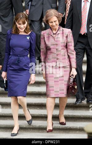 27. April 2009 - Madrid, Spanien - das Prado-Museum. Der französische Präsident Sarkozy und seine Frau CARLA BRUNI-SARKOZY, links, besuchen Sie das Museum El Prado mit Spaniens König und Königin SOFIA, rechts.  (Kredit-Bild: © Jose Perez Gegundez/ZUMA Press) Einschränkungen: * Spanien Rechte heraus * Stockfoto