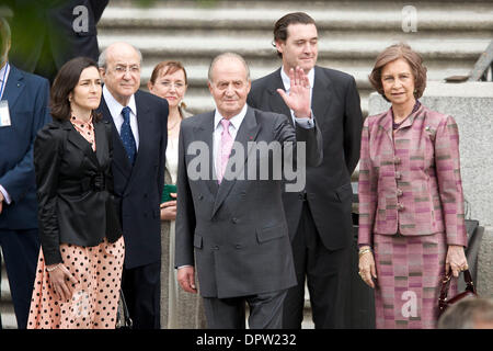 27. April 2009 - Madrid, Spanien - das Prado-Museum. Der französische Präsident Sarkozy und seine Frau besuchen das Museum El Prado mit Spaniens König JUAN CARLOS I, Zentrum und Königin SOFIA, rechts.  (Kredit-Bild: © Jose Perez Gegundez/ZUMA Press) Einschränkungen: * Spanien Rechte heraus * Stockfoto