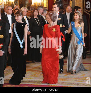 27. April 2009 - Madrid, Madrid, Spanien - Königspalast. CARLA BRUNI SARKOZY, Königin SOFIA, Prinz FELIPE und Prinzessin LETIZIA von Spanien besuchen ein Gala-Dinner zu Ehren des französischen Präsidenten, The Royal Palace, am 27. April 2009 in Madrid, Spanien. (Kredit-Bild: © Jose Perez Gegundez/ZUMA Press) Stockfoto