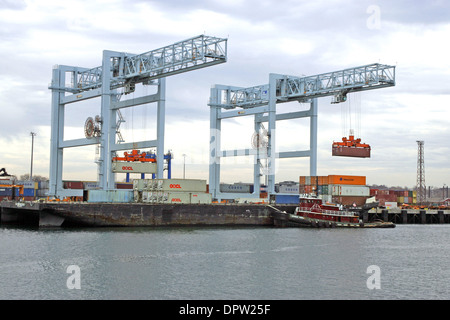 Containerschiff am Terminal South Boston Stockfoto