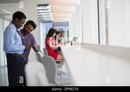 Zwei weibliche Büroangestellte Blick auf laptop Stockfoto