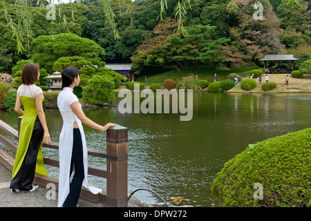 Zwei junge Frauen blicken auf den Teich. Stockfoto