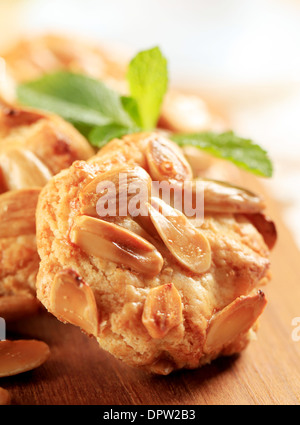 Mandelgebäck auf Schneidebrett Stockfoto