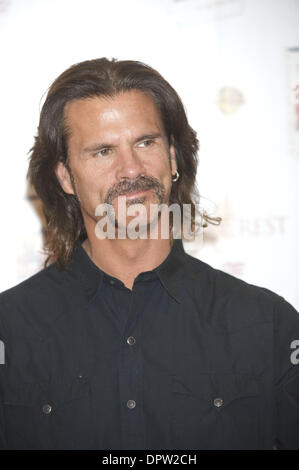 29. April 2009 - Madrid, Spanien - Schauspieler LORENZO LAMAS präsentiert "Falcon Crest" erste Saison DVD bei Lavinia Store am 29. April 2009 in Madrid, Spanien. (Kredit-Bild: © Jose Perez Gegundez/ZUMA Press) Stockfoto