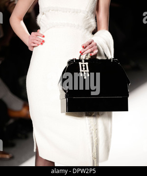 NEW YORK, USA – 13. Februar 2012: Modell Spaziergänge Start-und Landebahn für Zang Toi-Kollektion von Zang Toi auf der MBFW Herbst 2012 in New York City Stockfoto