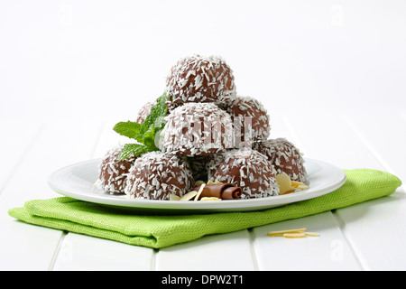 No-Backen Schokolade Schneeball Cookies in Kokos gerollt Stockfoto