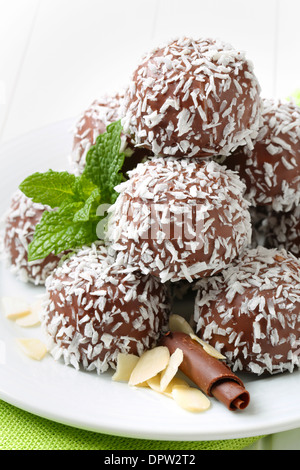 No-Backen Schokolade Schneeball Cookies in Kokos gerollt Stockfoto