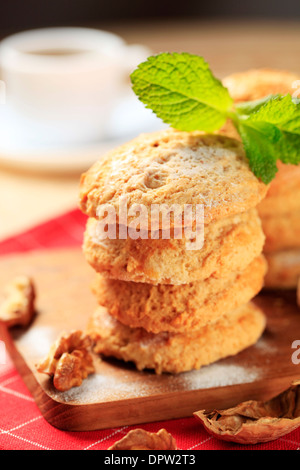 Knusprige Nuss Cookies auf Schneidebrett Stockfoto