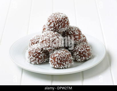 No-Backen Schokolade Schneeball Cookies in Kokos gerollt Stockfoto