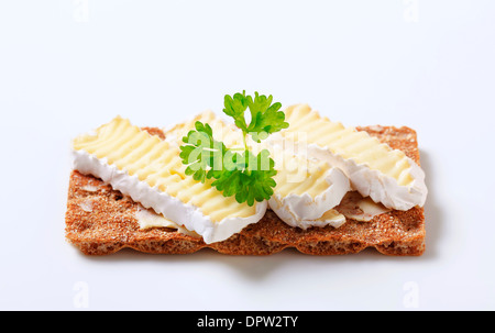 Knäckebrot mit Käse Stockfoto